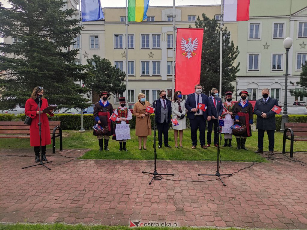 Flaga Mazowsza powiewa przed ostrołęckim ratuszem [29.04.2021] - zdjęcie #23 - eOstroleka.pl
