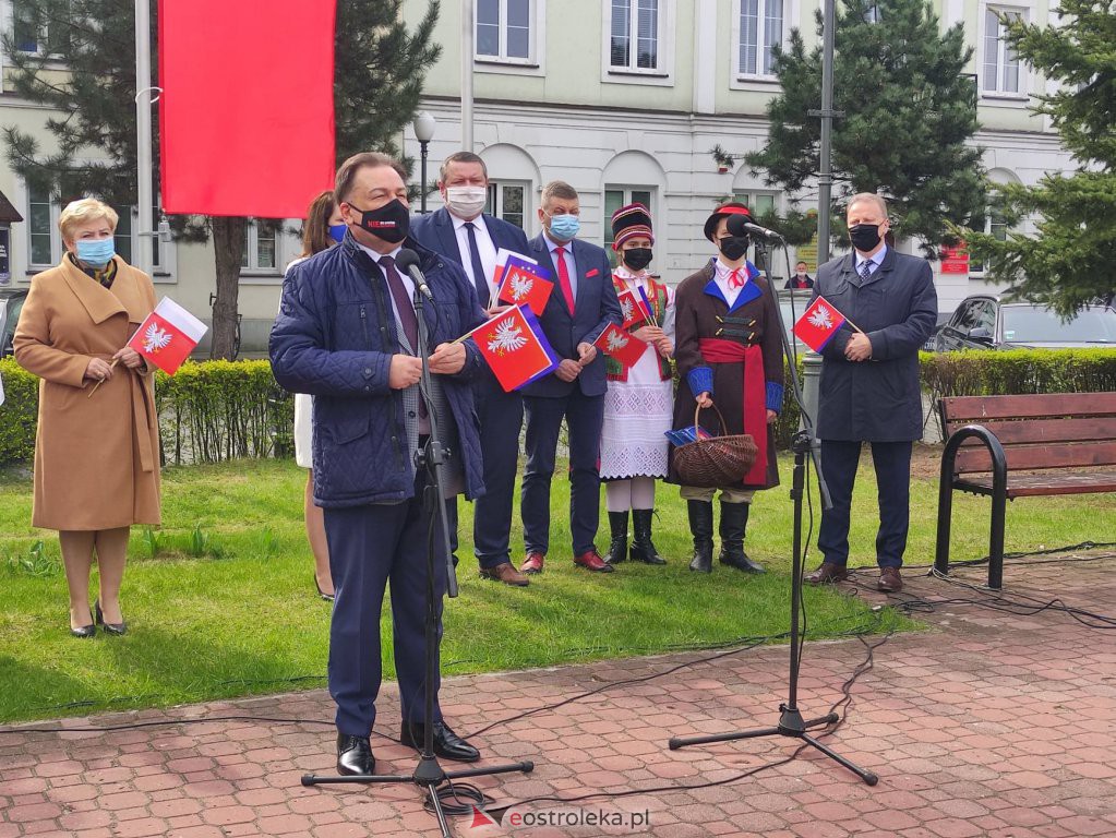 Flaga Mazowsza powiewa przed ostrołęckim ratuszem [29.04.2021] - zdjęcie #24 - eOstroleka.pl
