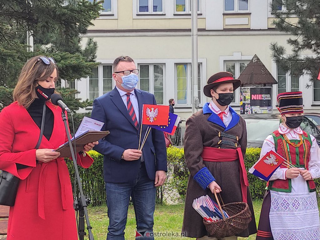 Flaga Mazowsza powiewa przed ostrołęckim ratuszem [29.04.2021] - zdjęcie #25 - eOstroleka.pl