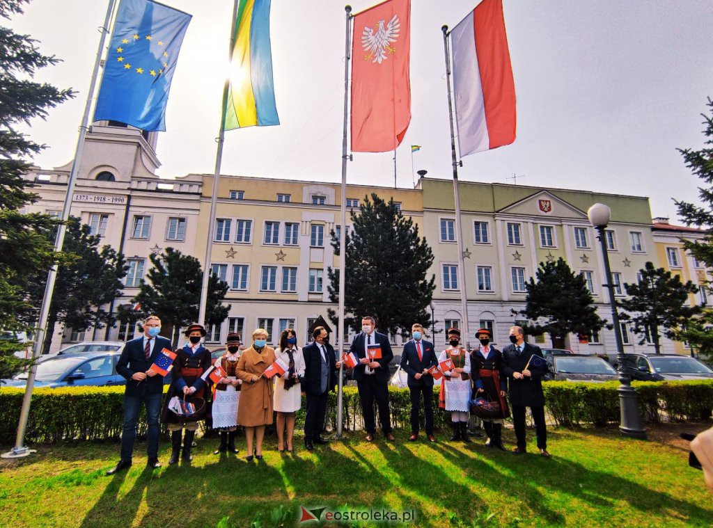 Flaga Mazowsza powiewa przed ostrołęckim ratuszem [29.04.2021] - zdjęcie #26 - eOstroleka.pl