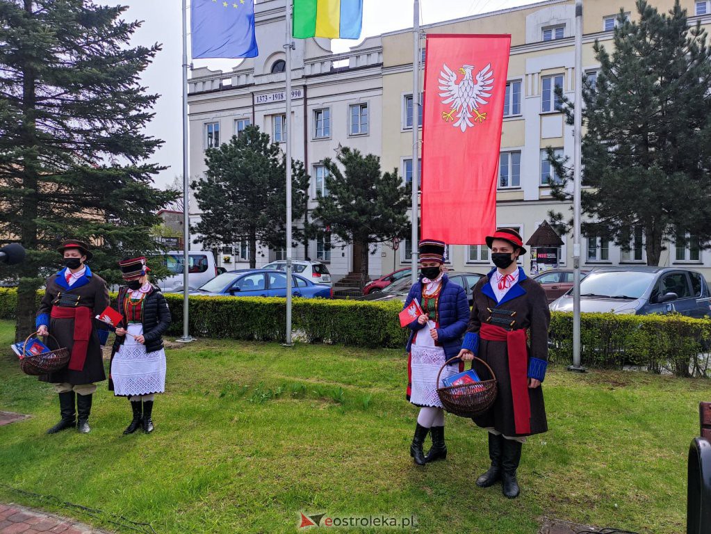 Flaga Mazowsza powiewa przed ostrołęckim ratuszem [29.04.2021] - zdjęcie #28 - eOstroleka.pl