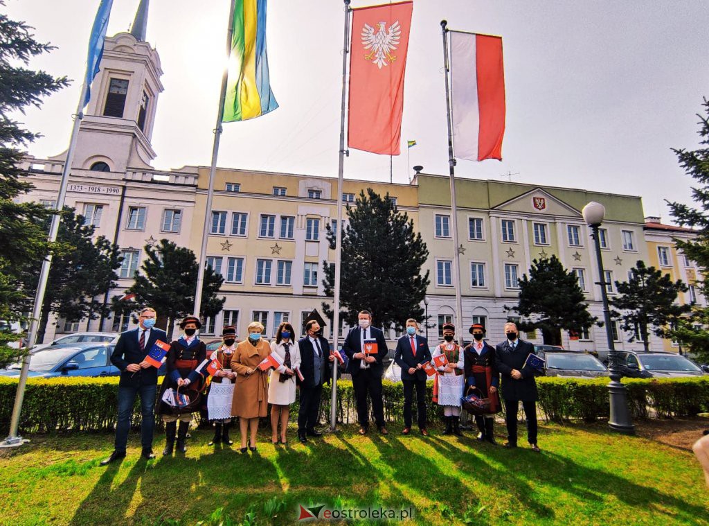 Flaga Mazowsza powiewa przed ostrołęckim ratuszem [29.04.2021] - zdjęcie #29 - eOstroleka.pl