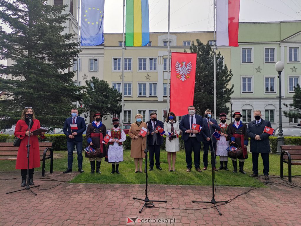 Flaga Mazowsza powiewa przed ostrołęckim ratuszem [29.04.2021] - zdjęcie #30 - eOstroleka.pl
