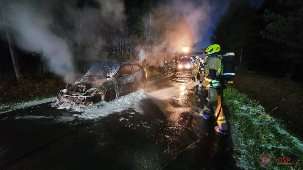 Pożar samochodu osobowego [08.05.2021] - zdjęcie #2 - eOstroleka.pl