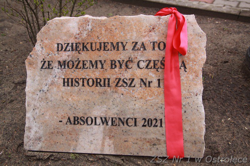 Tegoroczni absolwenci ZSZ nr 1 zostawiają po sobie tablicę pamiątkową [10.05.2021] - zdjęcie #1 - eOstroleka.pl