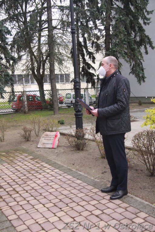 Tegoroczni absolwenci ZSZ nr 1 zostawiają po sobie tablicę pamiątkową [10.05.2021] - zdjęcie #2 - eOstroleka.pl