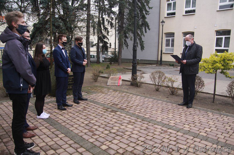 Tegoroczni absolwenci ZSZ nr 1 zostawiają po sobie tablicę pamiątkową [10.05.2021] - zdjęcie #5 - eOstroleka.pl