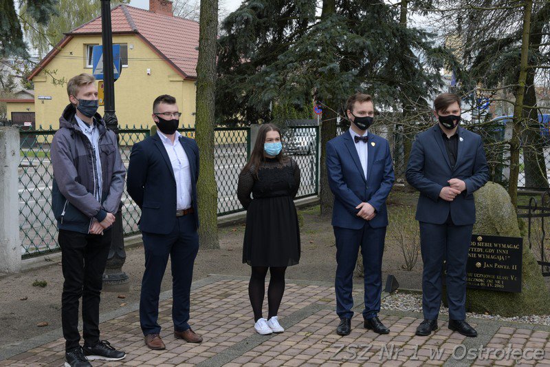 Tegoroczni absolwenci ZSZ nr 1 zostawiają po sobie tablicę pamiątkową [10.05.2021] - zdjęcie #4 - eOstroleka.pl