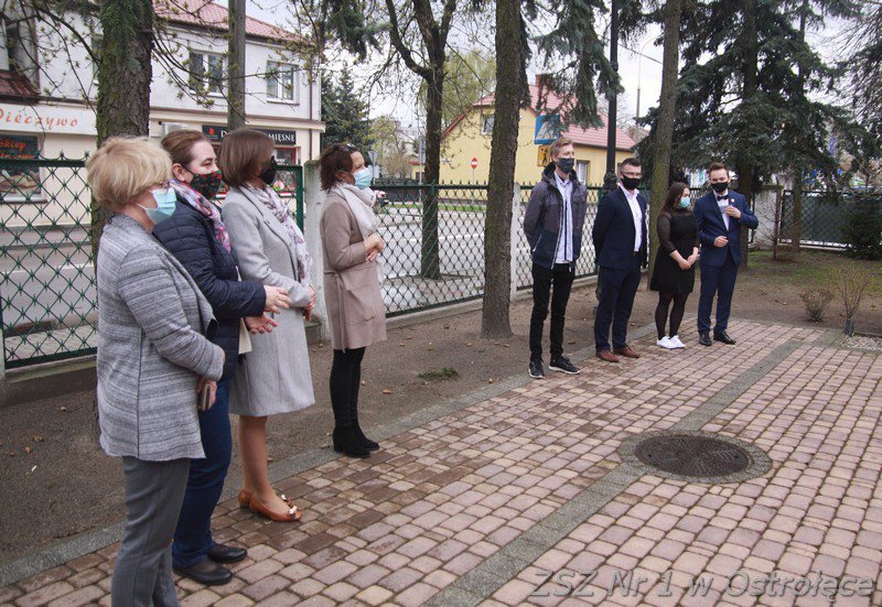 Tegoroczni absolwenci ZSZ nr 1 zostawiają po sobie tablicę pamiątkową [10.05.2021] - zdjęcie #5 - eOstroleka.pl