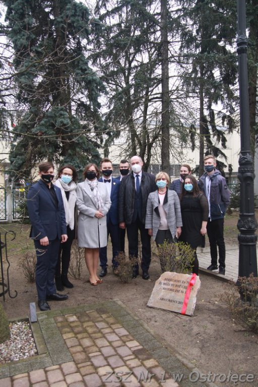 Tegoroczni absolwenci ZSZ nr 1 zostawiają po sobie tablicę pamiątkową [10.05.2021] - zdjęcie #1 - eOstroleka.pl