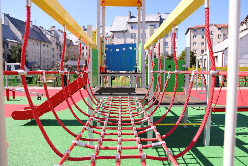 Plac zabaw przy ulicy Dobrzańskiego w już otwarty - zdjęcie #1 - eOstroleka.pl