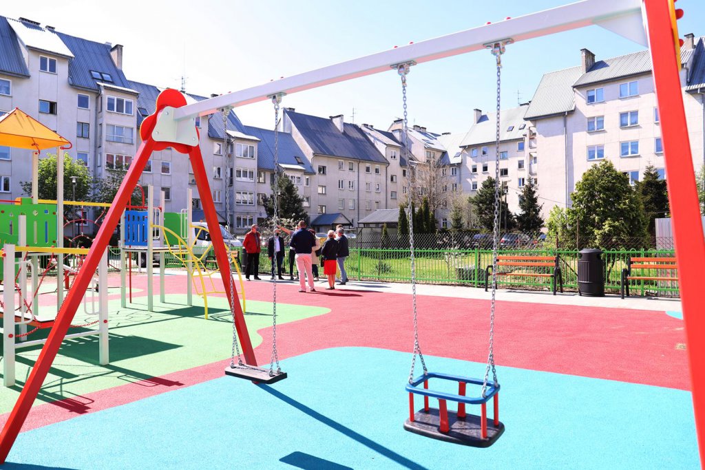 Plac zabaw przy ulicy Dobrzańskiego w już otwarty - zdjęcie #2 - eOstroleka.pl