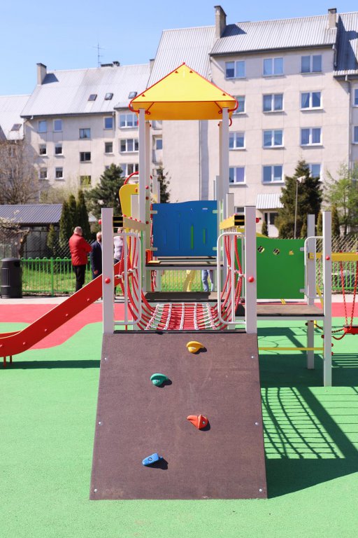 Plac zabaw przy ulicy Dobrzańskiego w już otwarty - zdjęcie #12 - eOstroleka.pl