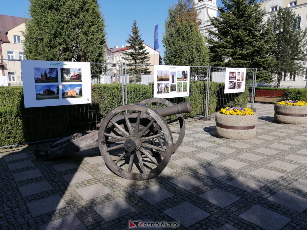 Wystawa „Kurpie” już dostępna na placu Bema [11.05.2021] - zdjęcie #1 - eOstroleka.pl
