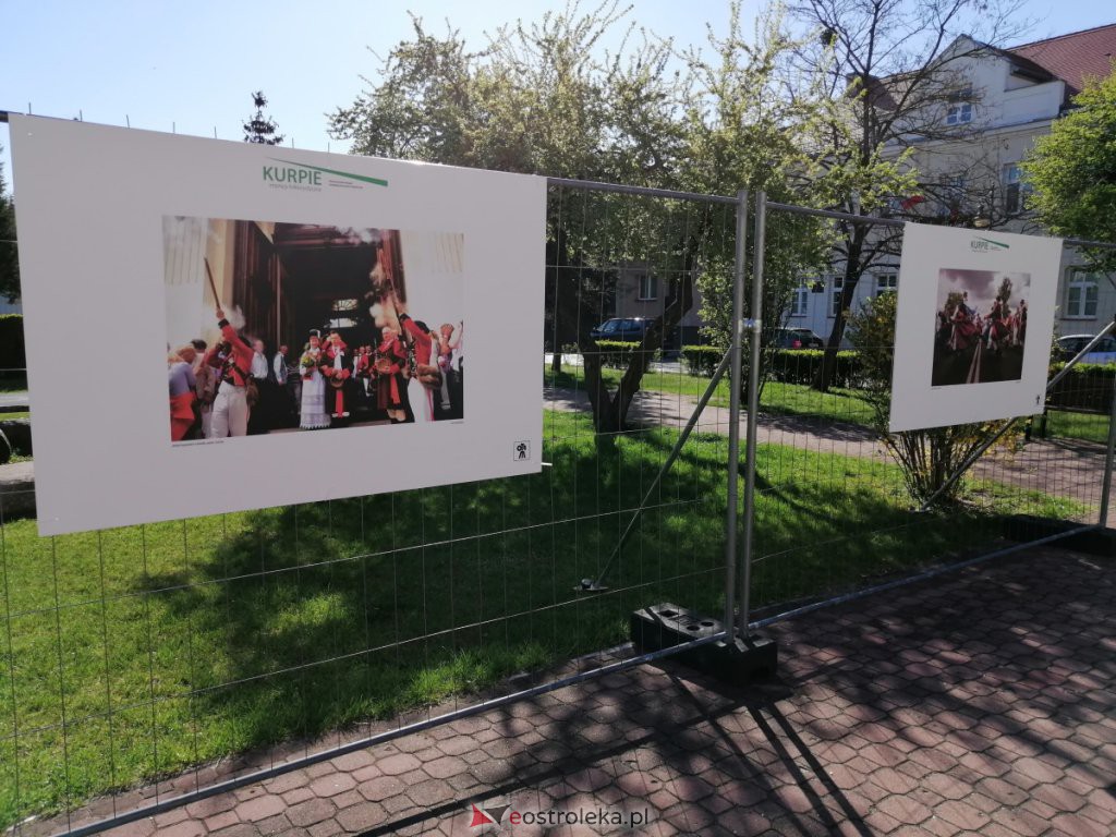 Wystawa „Kurpie” już dostępna na placu Bema [11.05.2021] - zdjęcie #2 - eOstroleka.pl