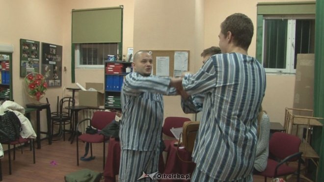 Spektakl Janusza Koryla w wykonaniu Grupy Teatralnej “Alternatywa” pt. Cela (ZDJĘCIA) - zdjęcie #20 - eOstroleka.pl