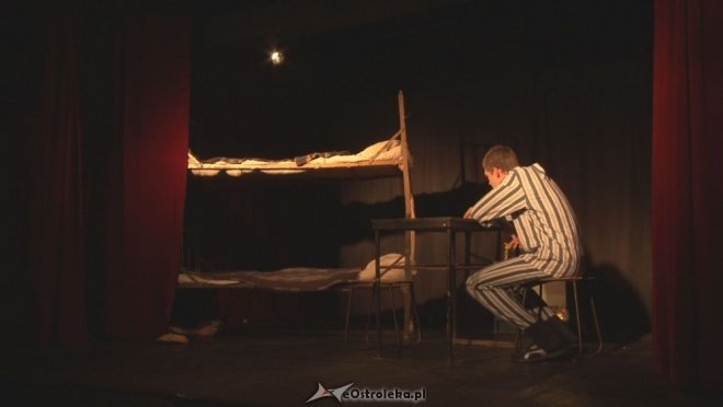 Spektakl Janusza Koryla w wykonaniu Grupy Teatralnej “Alternatywa” pt. Cela (ZDJĘCIA) - zdjęcie #18 - eOstroleka.pl