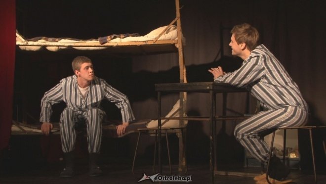 Spektakl Janusza Koryla w wykonaniu Grupy Teatralnej “Alternatywa” pt. Cela (ZDJĘCIA) - zdjęcie #11 - eOstroleka.pl