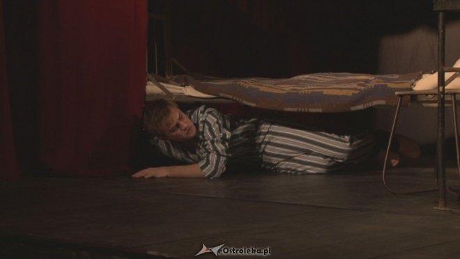 Spektakl Janusza Koryla w wykonaniu Grupy Teatralnej “Alternatywa” pt. Cela (ZDJĘCIA) - zdjęcie #9 - eOstroleka.pl