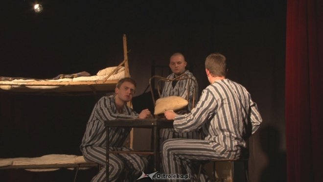 Spektakl Janusza Koryla w wykonaniu Grupy Teatralnej “Alternatywa” pt. Cela (ZDJĘCIA) - zdjęcie #15 - eOstroleka.pl
