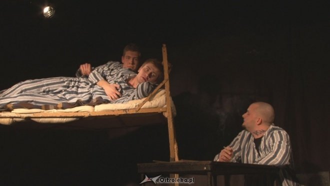 Spektakl Janusza Koryla w wykonaniu Grupy Teatralnej “Alternatywa” pt. Cela (ZDJĘCIA) - zdjęcie #3 - eOstroleka.pl