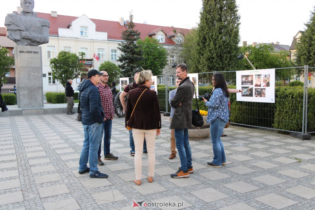 Wernisaż wystawy „Kurpie” na placu Bema [16.05.2021] - zdjęcie #1 - eOstroleka.pl