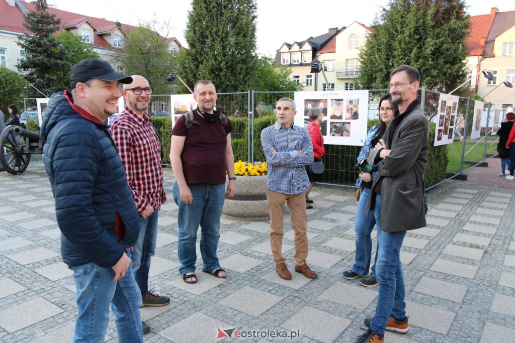 Wernisaż wystawy &bdquo;Kurpie&rdquo; na placu Bema [16.05.2021] - zdjęcie #6 - eOstroleka.pl