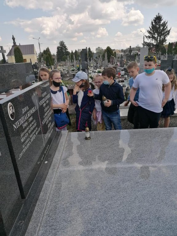 Uczniowie „piątki” w hołdzie swojej patronce. Odwiedzili grób i miejsce, gdzie stał dom Zofii Niedziałkowskiej [17.05.2021] - zdjęcie #2 - eOstroleka.pl
