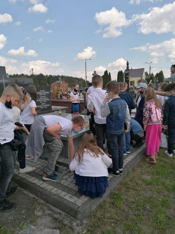 Uczniowie „piątki” w hołdzie swojej patronce. Odwiedzili grób i miejsce, gdzie stał dom Zofii Niedziałkowskiej [17.05.2021] - zdjęcie #3 - eOstroleka.pl