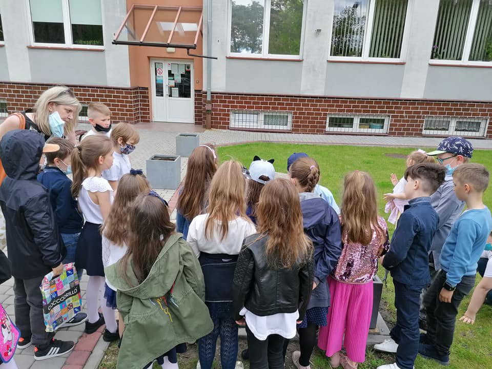 Uczniowie „piątki” w hołdzie swojej patronce. Odwiedzili grób i miejsce, gdzie stał dom Zofii Niedziałkowskiej [17.05.2021] - zdjęcie #4 - eOstroleka.pl