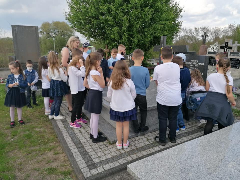 Uczniowie „piątki” w hołdzie swojej patronce. Odwiedzili grób i miejsce, gdzie stał dom Zofii Niedziałkowskiej [17.05.2021] - zdjęcie #5 - eOstroleka.pl