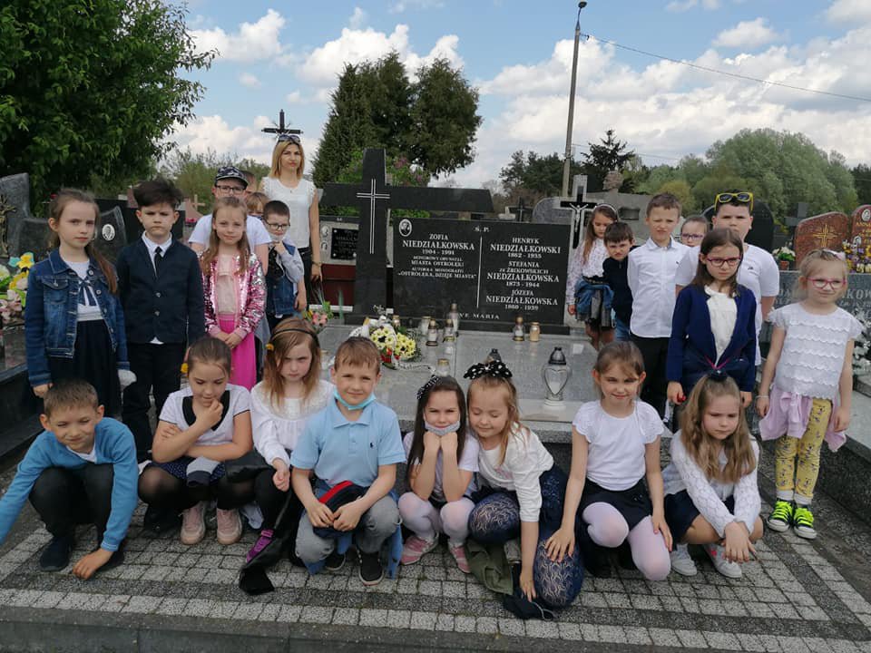 Uczniowie „piątki” w hołdzie swojej patronce. Odwiedzili grób i miejsce, gdzie stał dom Zofii Niedziałkowskiej [17.05.2021] - zdjęcie #6 - eOstroleka.pl