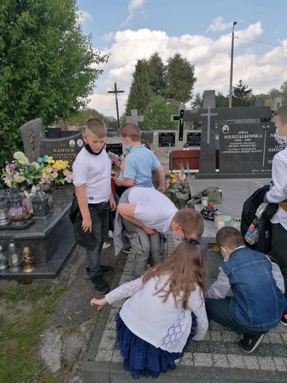 Uczniowie „piątki” w hołdzie swojej patronce. Odwiedzili grób i miejsce, gdzie stał dom Zofii Niedziałkowskiej [17.05.2021] - zdjęcie #7 - eOstroleka.pl