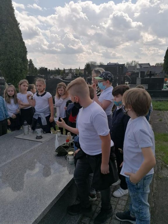 Uczniowie „piątki” w hołdzie swojej patronce. Odwiedzili grób i miejsce, gdzie stał dom Zofii Niedziałkowskiej [17.05.2021] - zdjęcie #8 - eOstroleka.pl