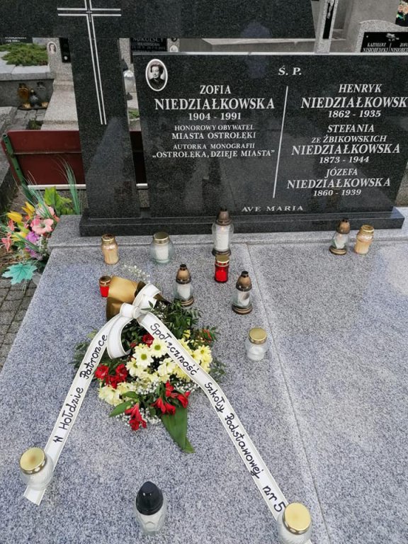 Uczniowie „piątki” w hołdzie swojej patronce. Odwiedzili grób i miejsce, gdzie stał dom Zofii Niedziałkowskiej [17.05.2021] - zdjęcie #9 - eOstroleka.pl