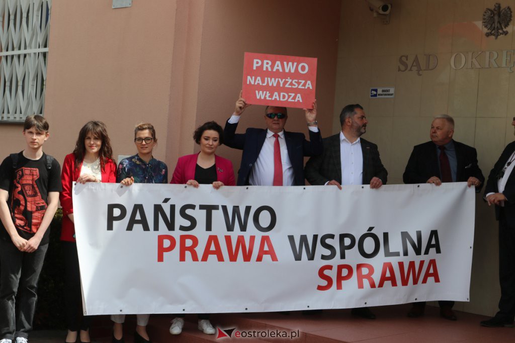 Protest przed sądem w Ostrołęce [18.05.2021] - zdjęcie #1 - eOstroleka.pl