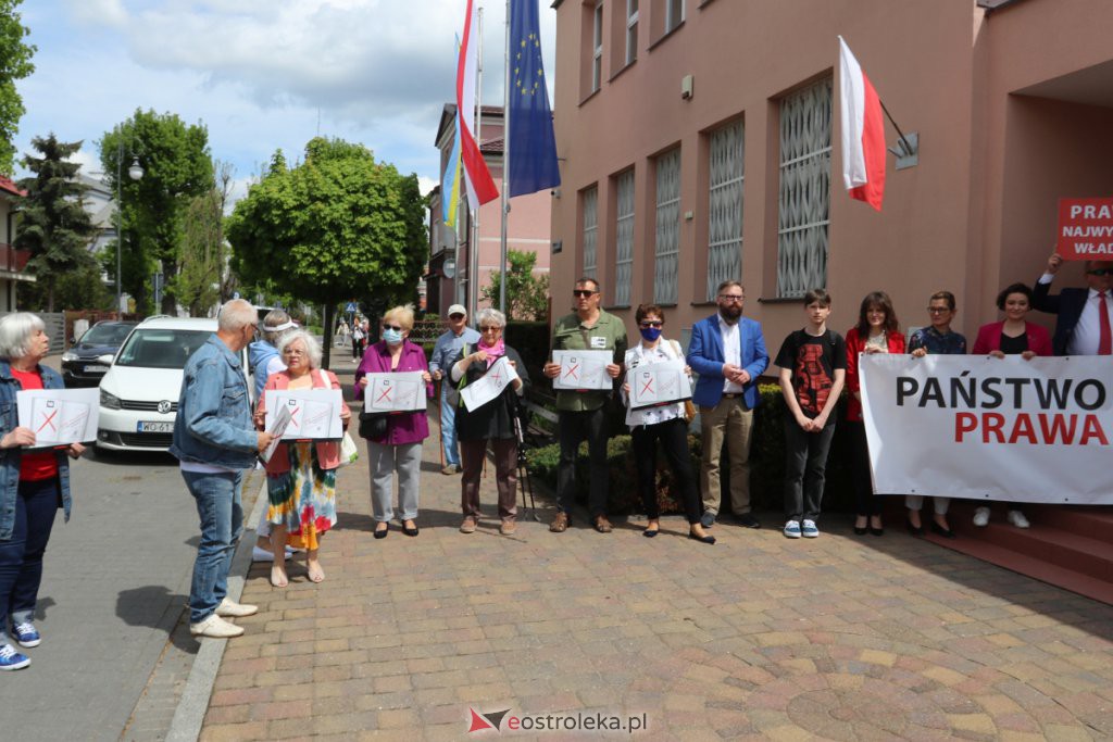 Protest przed sądem w Ostrołęce [18.05.2021] - zdjęcie #2 - eOstroleka.pl