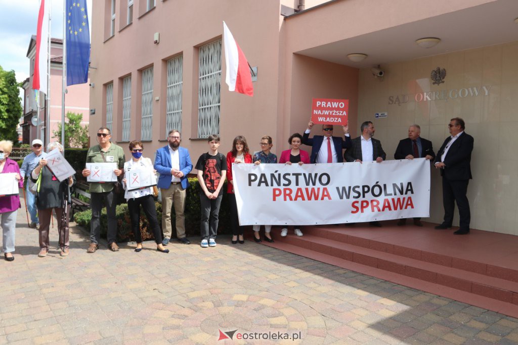 Protest przed sądem w Ostrołęce [18.05.2021] - zdjęcie #3 - eOstroleka.pl