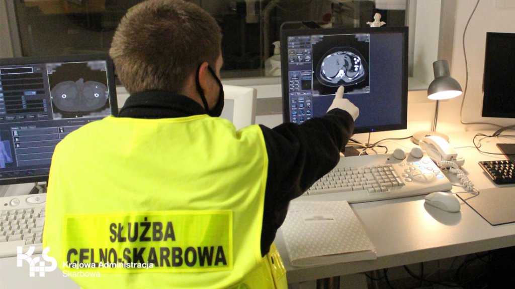 Funkcjonariusze mazowieckiej KAS udaremnili przemyt ponad 1,5 kg heroiny.  - zdjęcie #5 - eOstroleka.pl