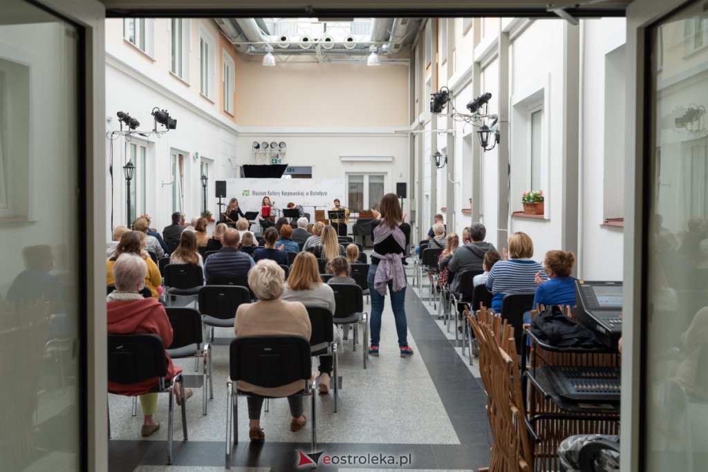 Koncert „Senjawazabawa” w Muzeum Kultury Kurpiowskiej [23.05.2021] - zdjęcie #4 - eOstroleka.pl