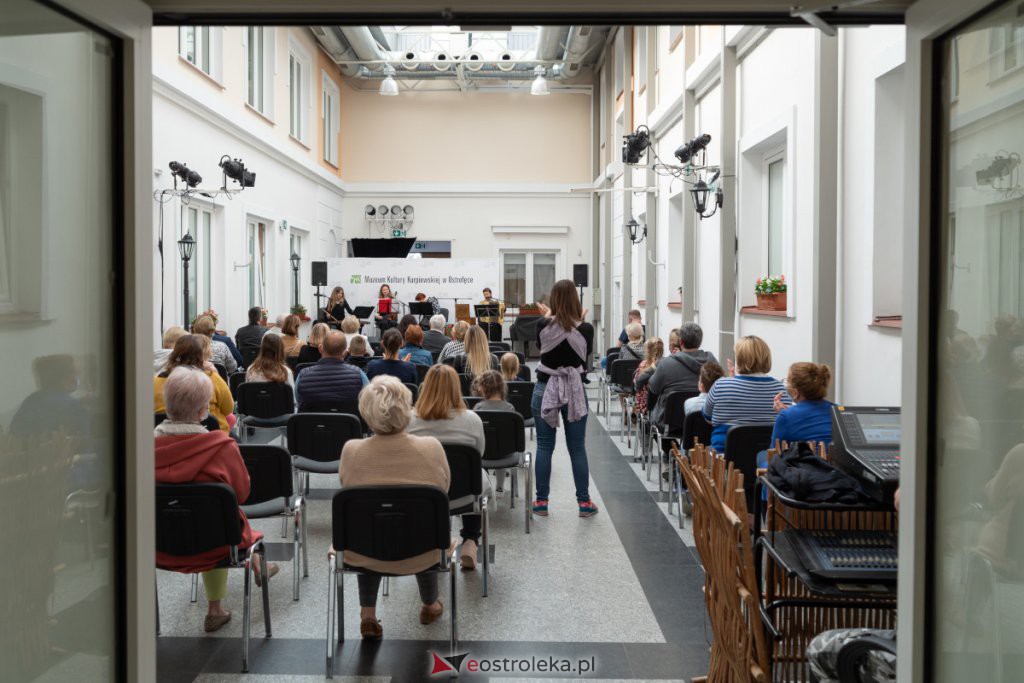 Koncert &bdquo;Senjawazabawa&rdquo; w Muzeum Kultury Kurpiowskiej [23.05.2021] - zdjęcie #17 - eOstroleka.pl