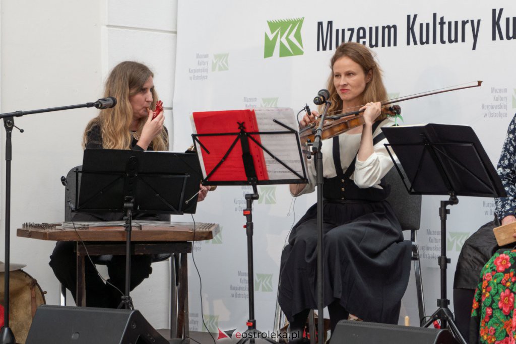 Koncert „Senjawazabawa” w Muzeum Kultury Kurpiowskiej [23.05.2021] - zdjęcie #8 - eOstroleka.pl
