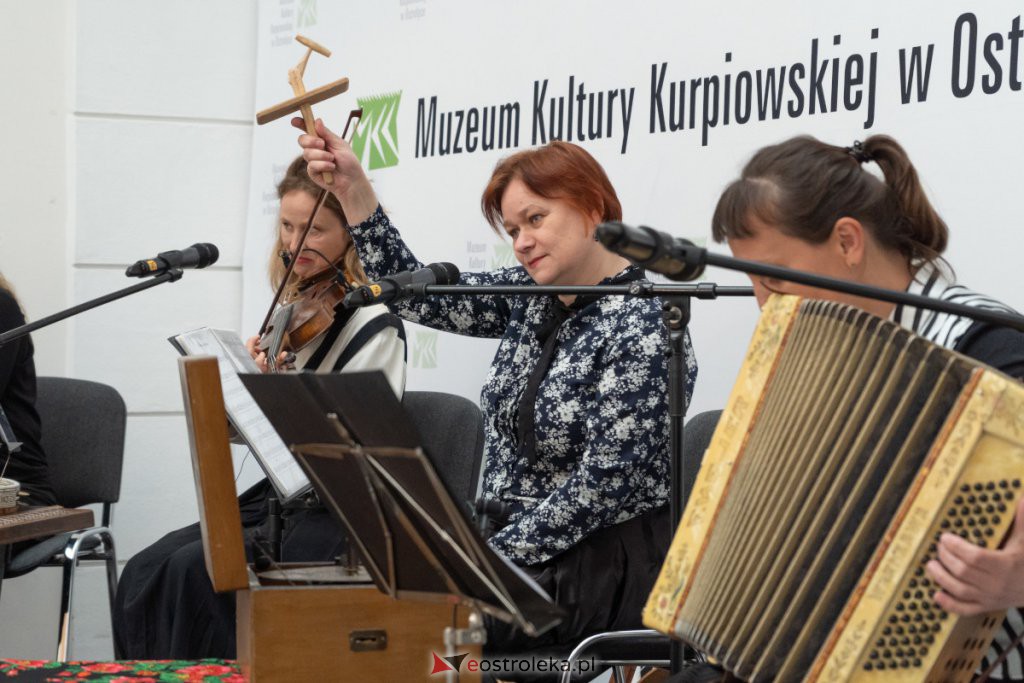 Koncert „Senjawazabawa” w Muzeum Kultury Kurpiowskiej [23.05.2021] - zdjęcie #9 - eOstroleka.pl
