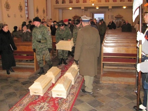 Ostrołęccy „Czwartacy” uczestniczyli w uroczystości przeniesienia szczątków żołnierzy Powstania Listopadowego - zdjęcie #12 - eOstroleka.pl