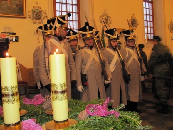 Ostrołęccy „Czwartacy” uczestniczyli w uroczystości przeniesienia szczątków żołnierzy Powstania Listopadowego - zdjęcie #14 - eOstroleka.pl