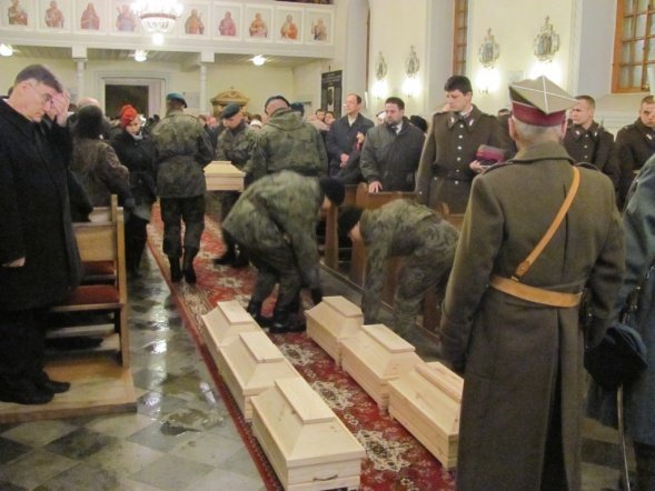 Ostrołęccy „Czwartacy” uczestniczyli w uroczystości przeniesienia szczątków żołnierzy Powstania Listopadowego - zdjęcie #32 - eOstroleka.pl