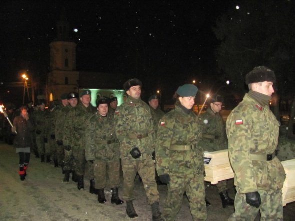 Ostrołęccy „Czwartacy” uczestniczyli w uroczystości przeniesienia szczątków żołnierzy Powstania Listopadowego - zdjęcie #38 - eOstroleka.pl