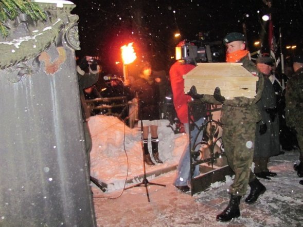 Ostrołęccy „Czwartacy” uczestniczyli w uroczystości przeniesienia szczątków żołnierzy Powstania Listopadowego - zdjęcie #25 - eOstroleka.pl