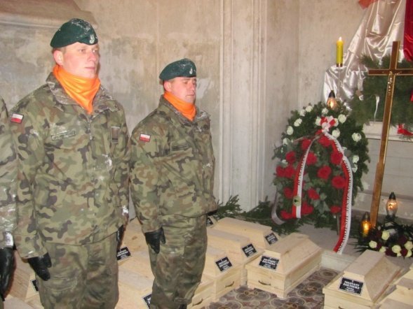 Ostrołęccy „Czwartacy” uczestniczyli w uroczystości przeniesienia szczątków żołnierzy Powstania Listopadowego - zdjęcie #33 - eOstroleka.pl