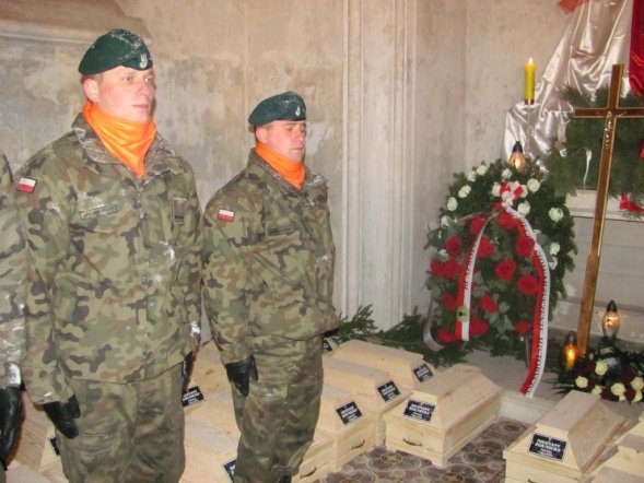 Ostrołęccy „Czwartacy” uczestniczyli w uroczystości przeniesienia szczątków żołnierzy Powstania Listopadowego - zdjęcie #13 - eOstroleka.pl